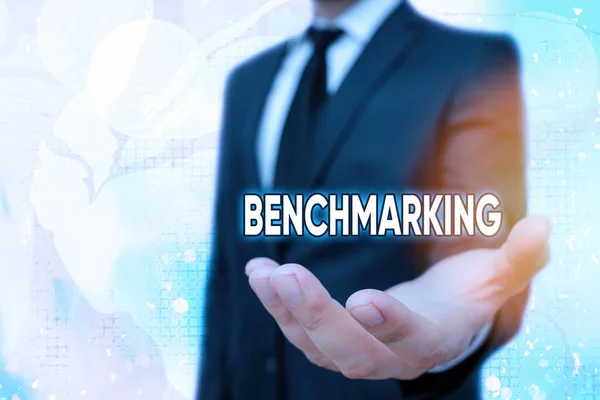 Escritura manual conceptual que muestra Benchmarking. Texto de la foto de negocios evaluar algo en comparación con estándar o puntuaciones . — Foto de Stock