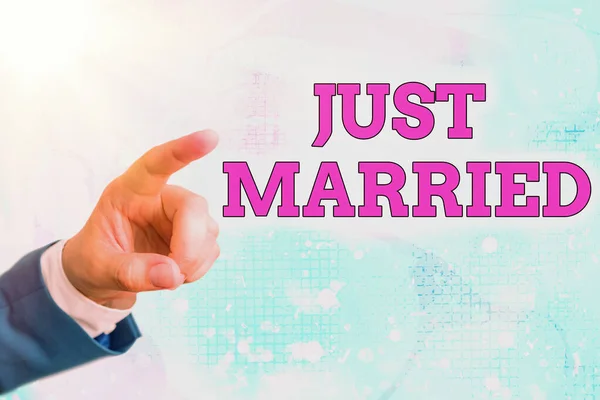 Piszę notatkę z "Just Married". Biznesowe zdjęcie pokazujące kogoś, kto niedawno się ożenił lub zawarł małżeństwo. — Zdjęcie stockowe