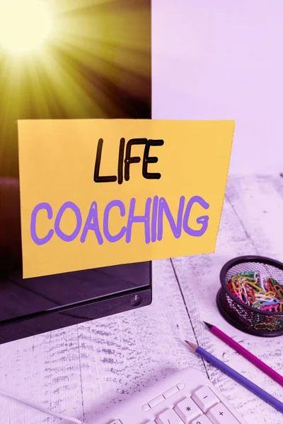 Teksten van Life Coaching. Conceptuele foto demonstreren gebruikt om te helpen tonen het bereiken van hun doelen in carrière Notitie papier op zwart computerscherm in de buurt van toetsenbord en stationair. — Stockfoto