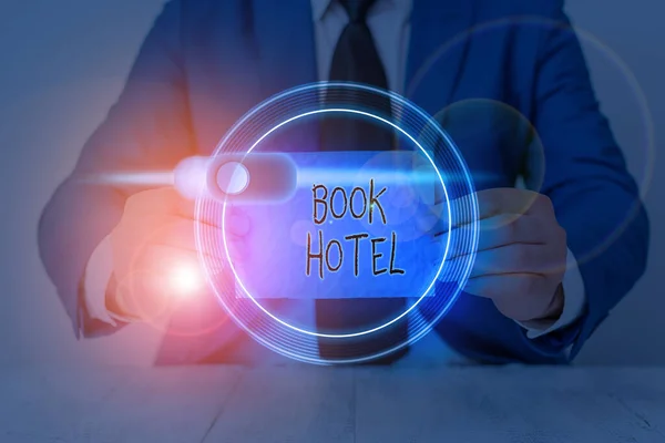 Escribiendo nota mostrando Book Hotel. Foto de negocios mostrando un arreglo que usted hace para tener una habitación de hotel o alojamiento . — Foto de Stock