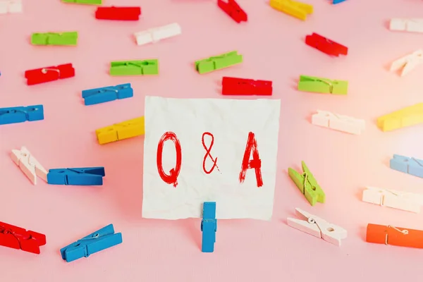 Notatka pisemnie pokazująca Q i A. Biznes photo showcasing definiowany jako pytania i odpowiedzi Kolorowe szpilki do ubrań puste przypomnienie różowy podłogi biurowy pin. — Zdjęcie stockowe