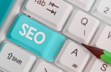Mesaj işareti Seo 'yu gösteriyor. Yakın işinizi internetten pazarlamak için inanılmaz etkili bir yöntem..
