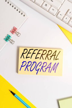 Referans Programını gösteren not yazılıyor. Organizasyonlar tarafından kullanılan iş fotoğrafı görüntüleme iç işe alma yöntemi Pc klavyesi ve metin iletileri için kopyalama alanı yatıyordu.