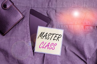 Usta sınıfı gösteren metin işareti. Belirli bir disipline sahip öğrencilere verilen kavramsal fotoğraf dersi, pantolonlarının ön cebinde cüzdan ve not kağıdıyla uzman bir akıllı telefon cihazı tarafından verilmiştir..