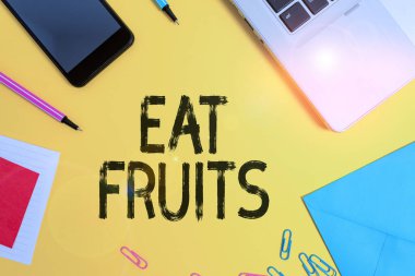 Ye Meyveleri 'ni gösteren kavramsal el yazısı. İş fotoğrafı metni, insanlar ya da hayvanlar için yararlı olan bitkisel büyümenin ürünlerini tüketir. Akıllı telefon not defterleri not defterleri geri renklendirilir..