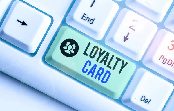 Znak tekstowy pokazujący kartę lojalnościową. Koncepcyjne zdjęcie wykorzystywane do rejestrowania punktów kredytowych przyznawanych za pieniądze wydane w sklepie. — Zdjęcie stockowe