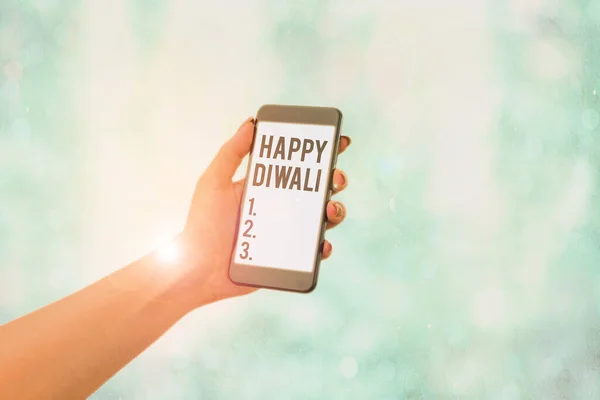 Woord schrijven tekst Happy Diwali. Zakelijk concept voor festival van licht dat wordt gevierd door miljoenen hindoes. — Stockfoto