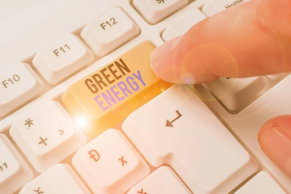 Escribiendo nota mostrando Energía Verde. La exhibición de fotos de negocios proviene de fuentes naturales y no daña el ecosistema . — Foto de Stock