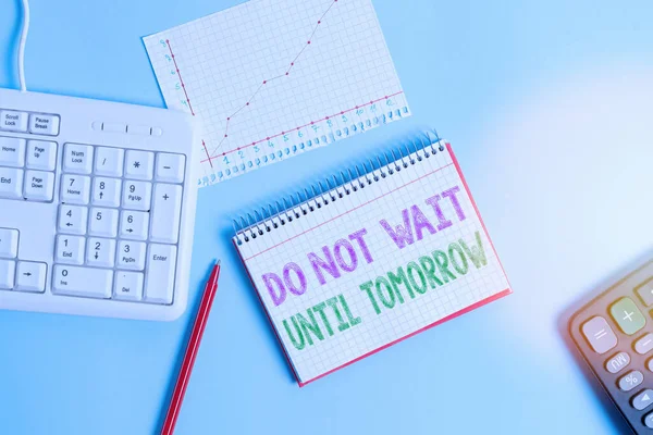 Textskylt "Vänta inte till i morgon". Konceptuellt foto behövs för att göra det direkt Brådskande Bättre göra nu Paper blå skrivbord dator tangentbord kontor studie anteckningsbok diagram siffror memo. — Stockfoto