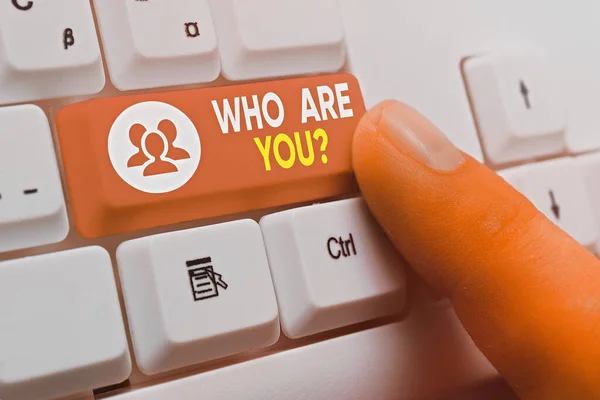 Πινακίδα που δείχνει το "Ποιος είσαι εσύ". Εννοιολογική φωτογραφία που ρωτά για την ταυτότητα κάποιου ή πληροφορίες επίδειξης. — Φωτογραφία Αρχείου