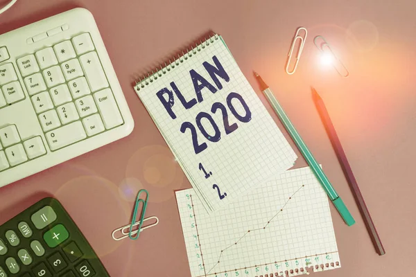Textzeichen mit Plan 2020. Konzeptionelles Foto detaillierter Vorschlag für das Tun oder Erreichen von etwas im nächsten Jahr Schreibgeräte und Computer über farbigen einfachen Tisch platziert. — Stockfoto