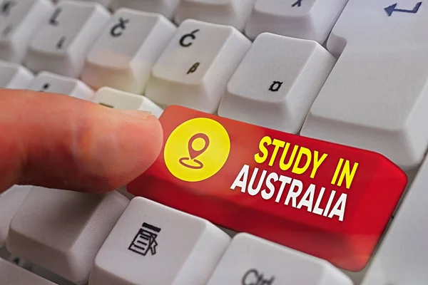 El yazısı metin Çalışma Avustralya'da. Kavram anlamı yabancı ülke düzenine girmek eğitiminizi tamamlayın. — Stok fotoğraf