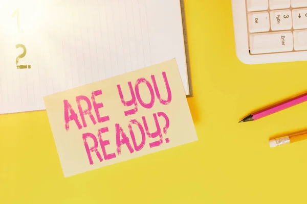 Tekstbord met Ben je er klaar voor? Conceptuele foto gebruikt om iemand te vertellen iets te beginnen wanneer je je voorbereid voelen Leeg oranje papier met kopieerruimte op de gele tafel. — Stockfoto