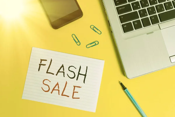 A Flash Sale-t bemutató levél. Üzleti fotó bemutató értékesítése áruk jelentősen csökkentett áron rövid idő alatt Trendy laptop okostelefon marker papír lap klipek színes háttér. — Stock Fotó