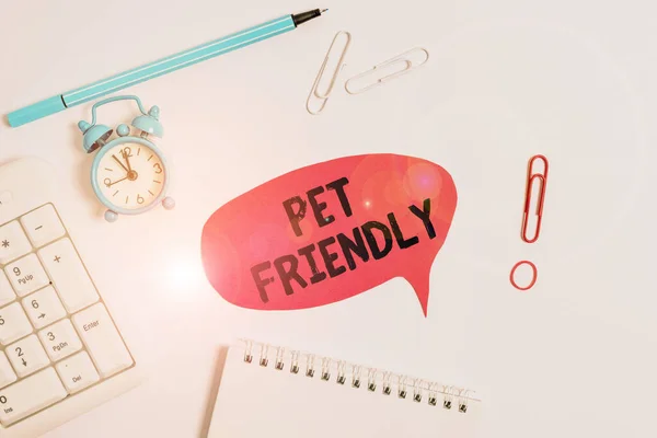 Sinal de texto mostrando Pet Friendly. Foto conceitual usada para descrever um lugar que é adequado ou permitido para animais de estimação Copiar espaço no papel de nota vazio com relógio de teclado pc e lápis na mesa . — Fotografia de Stock