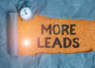 Kavramsal el yazısı Daha Fazla Müşteri Adayı nı gösteriyor. Tüketici ilgisinin başlatılması veya ürüne soruşturma nın başlatılması için iş fotoğrafı metni.