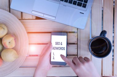 Seo Ve Adwords gösteren kavramsal el yazısı. İş fotoğraf metin onlar Arama Motoru Pazarlama ana araçları bileşenleridir.