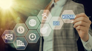 Canlı Webinar 'ı gösteren mesaj işareti. Web üzerinden iletilen kavramsal fotoğraf sunumu dersi veya semineri.