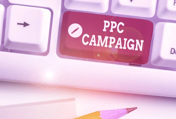 Tekstbord met Ppc-campagne. Conceptueel fotogebruik PPC om hun producten en diensten te promoten. — Stockfoto