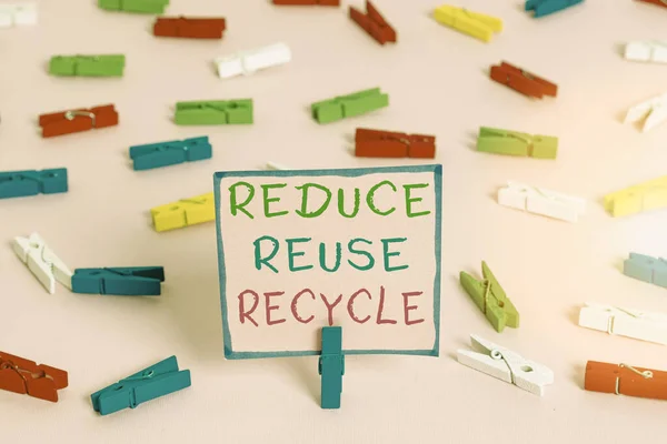 문자를 사용하는 단어는 재사용 시간을 줄인다. 환경 책임 소비자 행동에 대한 비즈니스 개념 컬러 클럭 페이퍼빈 핑크 층 사무실 핀을 상기. — 스톡 사진