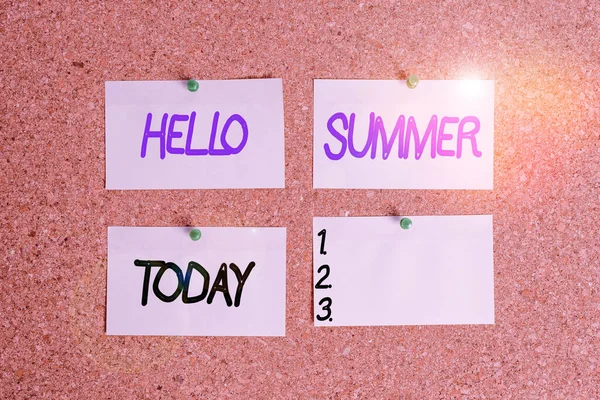 Escribir texto a mano Hola Summer. Concepto significa temporada después de la primavera y antes del otoño, donde el clima es caliente Tamaño del corcho papel pin tack tack hoja cartelera cartel aviso . —  Fotos de Stock