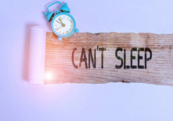 Signo de texto que muestra Cant Sleep. Problemas conceptuales para dormir o despertarse con frecuencia durante la noche . —  Fotos de Stock