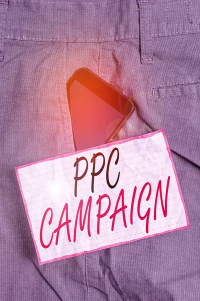 Tekstbord met Ppc-campagne. Conceptueel fotogebruik PPC om hun producten en diensten te promoten Smartphone apparaat in formele werkbroek voorzak in de buurt van nota papier. — Stockfoto