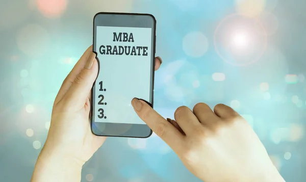 Skriva lapp som visar Mba Graduate. Företagsfoto showcasing masters är examen med specialisering på företagsekonomi. — Stockfoto