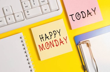 Kelime yazma metni Mutlu Pazartesi. İş konsepti, bu gösteri sırasına göre ona harika bir yeni hafta dileklerini sunmak için sarı arka plan masasında fotokopi alanı olan boş kağıtlar..