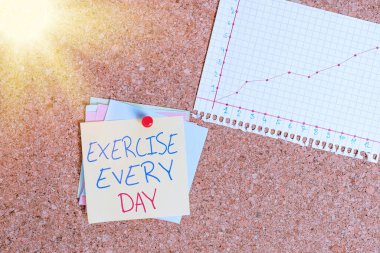 Kavramsal el yazısı her gün egzersiz gösteriyor. İş fotoğraflarının sergilenmesi, forma girmek için vücudu enerjik ve sağlıklı bir şekilde hareket ettirir. Mantar pano büyüklüğünde kağıt raptiye, ilan panosu..