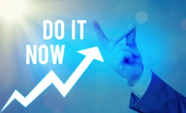 Şimdi Yap'ı gösteren kavramsal el yazısı. İş fotoğraf metin tereddüt etmeyin ve hemen çalışmaya veya şeyler yapmaya başlayın.