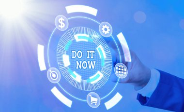 Şimdi Yap'ı gösteren kavramsal el yazısı. İş fotoğraf metin tereddüt etmeyin ve hemen çalışmaya veya şeyler yapmaya başlayın.