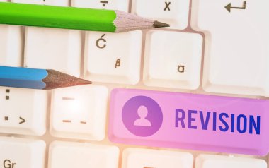 SMS işareti Revision 'ı gösteriyor. Denetleme ya da muhasebe gibi birini gözden geçirme kavramsal fotoğraf eylemi.