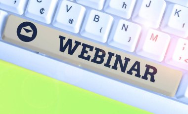 Webinar'ı gösteren kavramsal el yazısı. Internet'te gerçekleşen iş fotoğrafı sergileme semineri veya diğer sunum türleri.