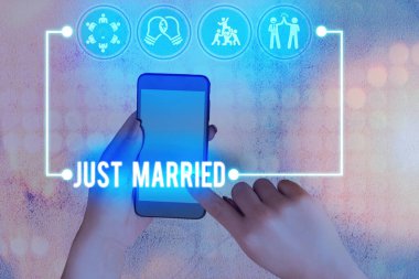 Yeni Evli 'yi gösteren kavramsal el yazısı. Yakın zamanda evlenmiş ya da evlenmiş birine iş fotoğrafı gönder..