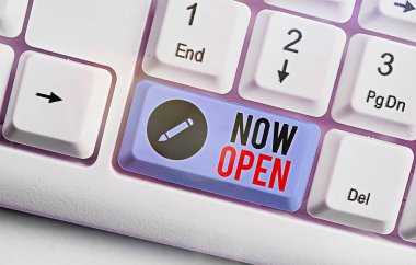 Kelime yazma metni Şimdi Aç. Geçerli zamanda kapı veya pencerelerin kapatılmaması veya engellenmemesi için iş kavramı.