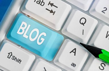 Blog 'u gösteren metin işareti. Bireyler tarafından yönetilen kavramsal fotoğraf düzenli olarak güncellenmiş web sayfası.