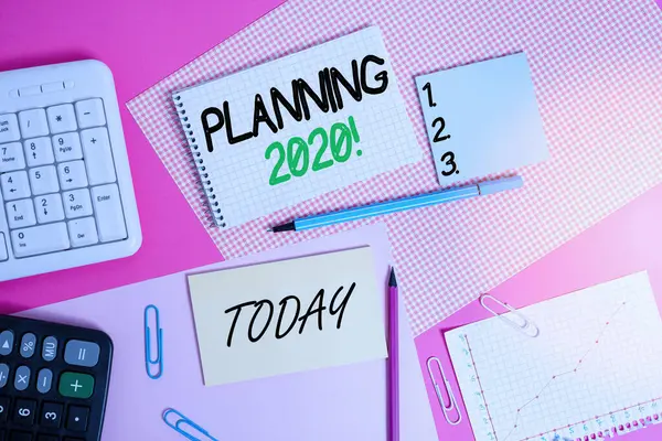 Schreiben Notiz zeigt Planung 2020. Business-Foto zeigt Prozess der Herstellung von Plänen für etwas im nächsten Jahr Schreibgeräte und Computer über farbigen einfachen Tisch platziert. — Stockfoto
