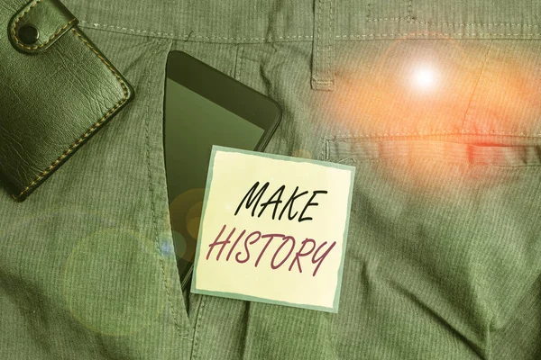 Signo de texto que muestra Make History. Foto conceptual hacer algo que se recuerda en el transcurso de la historia dispositivo Smartphone dentro de los pantalones bolsillo frontal con billetera y papel de nota . — Foto de Stock