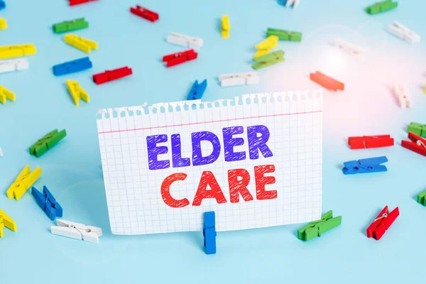 노인을 위한 배려를 나타내는 편지쓰기. 사업 사진은 의료 문제로 도움 이 필요 한 사람들을 보여 주는 오래 된 사람들의 치료를 보여 주고 있다.. — 스톡 사진