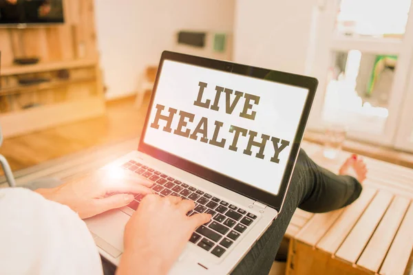 Signo de texto que muestra Live Healthy. Foto conceptual uno que ayuda a mantener y mejorar las proyecciones es la salud o condición . — Foto de Stock