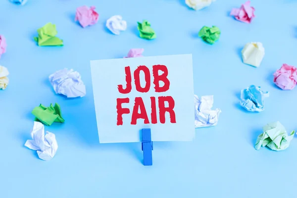 Textschild mit der Aufschrift Jobmesse. Konzeptionelle Foto-Veranstaltung, bei der Arbeitgeber-Recruiter ihren Mitarbeitern Informationen geben Farbige zerknüllte Papiere leer Erinnerung blauer Fußboden Wäscheklammer. — Stockfoto