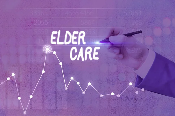 노인을 돌보는 문자 표지판. 개념적으로 는 의학적 인 문제를 해결하는 데 도움 이 필요 한 노인들의 치료를 사진으로 담는다. — 스톡 사진