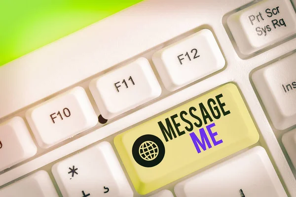 Signo de texto que muestra Mensaje Me. Foto conceptual Para pedirle a alguien que le envíe un texto corto desde un dispositivo móvil . — Foto de Stock