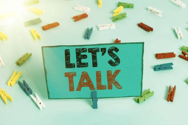 Escribir una nota que muestra Lets Is Talk. Exhibición de fotos de negocios que sugiere al principio de una conversación sobre el tema Papeles de pinza de ropa de colores recordatorio vacío piso azul officepin . — Foto de Stock