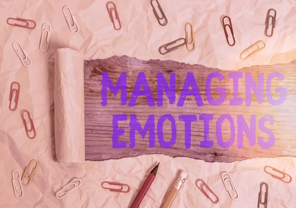 Escrita de mão conceitual mostrando Managing Emotions. Foto de negócios mostrando capacidade estar aberto a sentimentos e modulá-los em si mesmo . — Fotografia de Stock