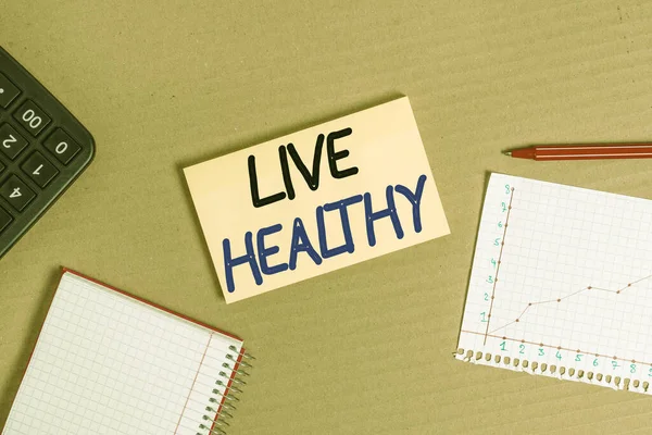 Текст почерка Live Healthy. Концепция, которая помогает сохранить и улучшить показатели здоровья или состояние картонных картонных блокнотов кабинет поставляет диаграмму напоминание бумаги . — стоковое фото