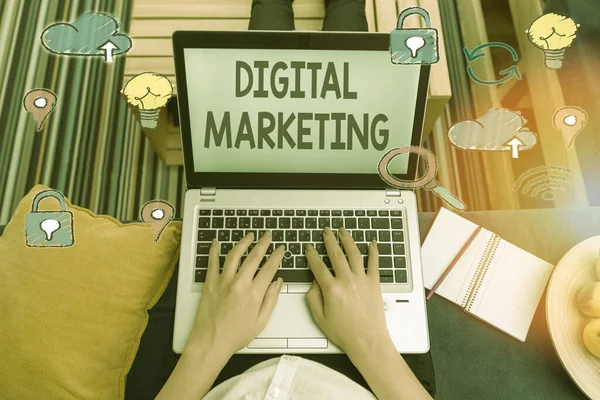 Schrijf notitie met digitale marketing. Zakelijke fotopresentatie van markt producten of diensten met behulp van technologieën op Internet. — Stockfoto