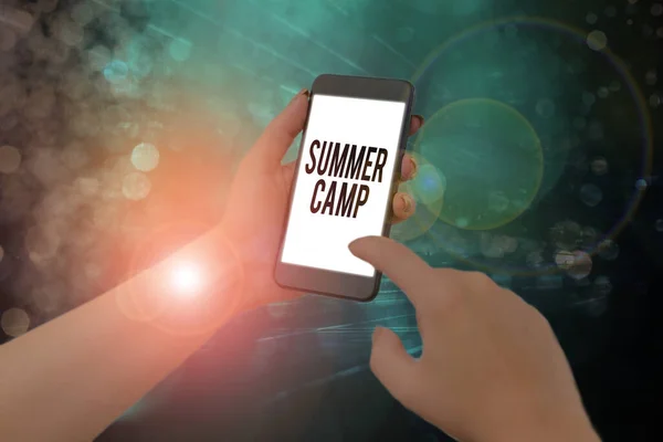 여름 캠프 글씨쓰는 거. 개념은 여름에 실시되는 아이들을 위한 감독 프로그램을 의미 합니다.. — 스톡 사진