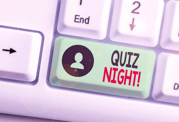 Ecriture conceptuelle montrant Quiz Night. Business photo texte soirée test connaissance compétition entre individus . — Photo